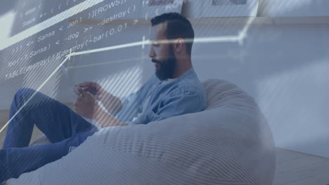 animación de gráficos, líneas y lenguaje informático sobre hombre caucásico usando teléfono inteligente
