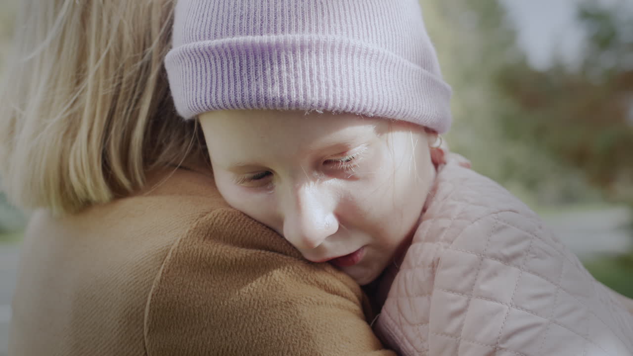 엄마는 울고 있는 아기를 쉬게 하려고 합니다.