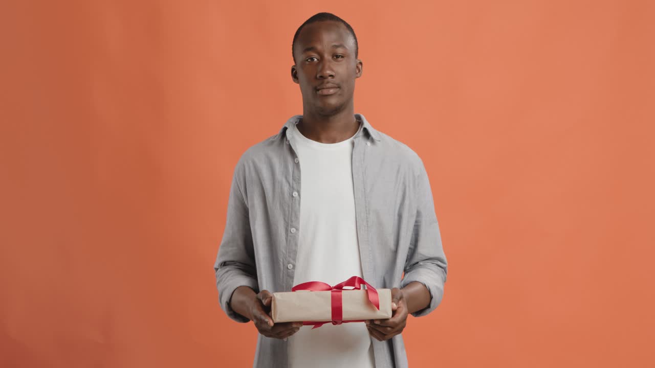 선물을 주는 남자