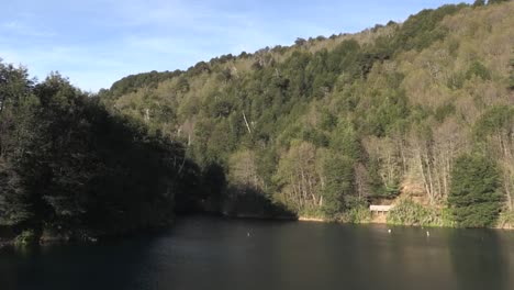 Inclinado-Hacia-Abajo-Del-Pequeño-Lago-En-El-Sur-De-Chie