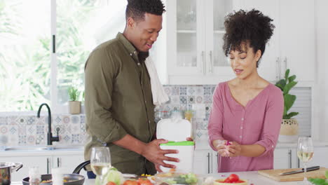 Feliz-Pareja-Afroamericana-Cocinando-Y-Tirando-Residuos-En-La-Cocina