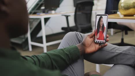 Video-De-Un-Hombre-Afroamericano-Haciendo-Una-Videollamada-En-Un-Teléfono-Inteligente-Con-Una-Compañera-De-Trabajo-Birracial