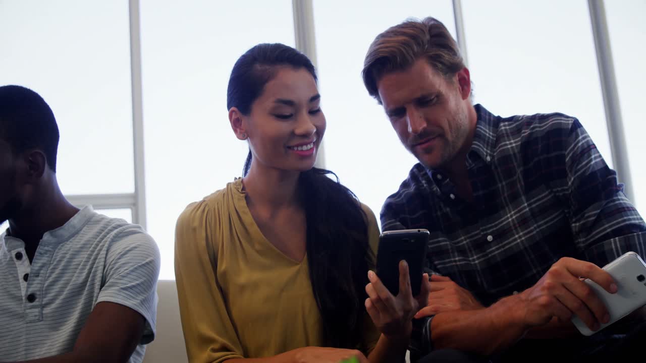 ejecutivos discutiendo por teléfono móvil