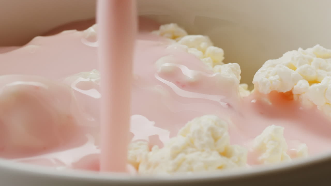 코티지 치즈와 신선한 우유, 요구르트, 요거트, 케피르, 아이란, 베리 과일과 함께 유리 잔에 라시, 프로바이오틱 냉동 발효 유제품 음료, 맛있는 아침 식사.