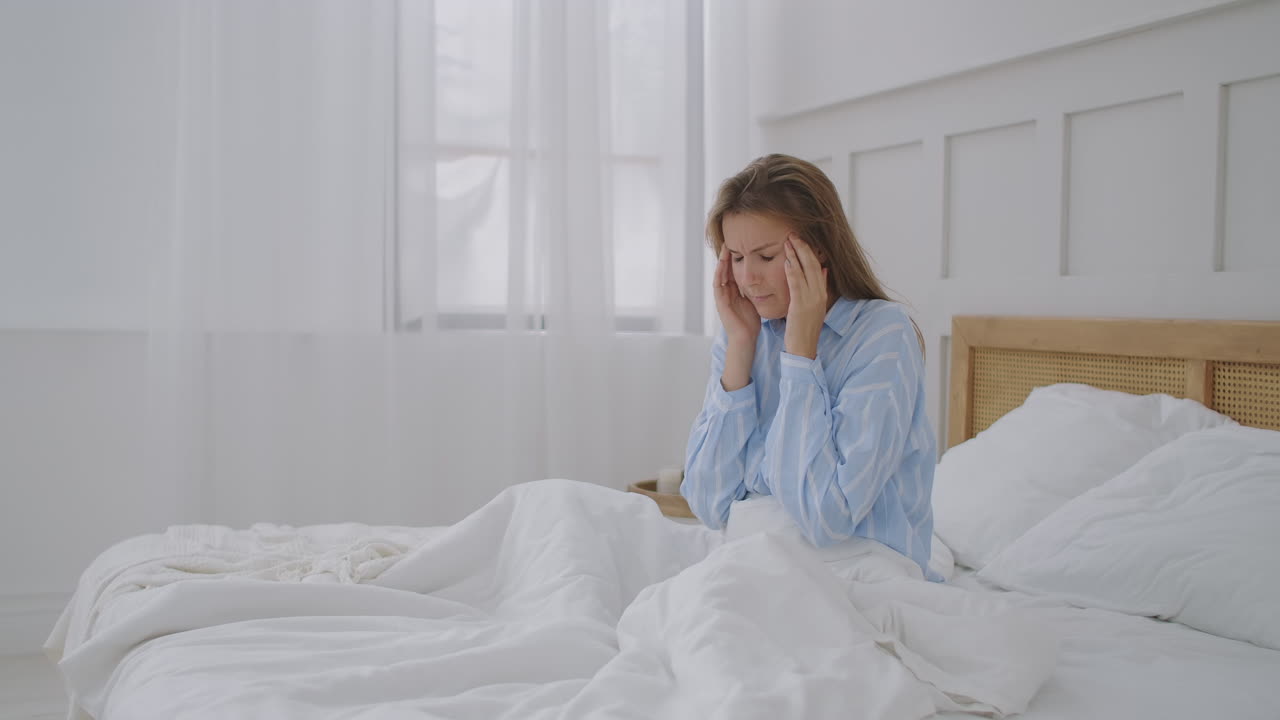 mujer sosteniendo la cabeza. mujer con dolor de cabeza en casa. mujer con dolor de cabeza. mi cabeza parece que va a explotar