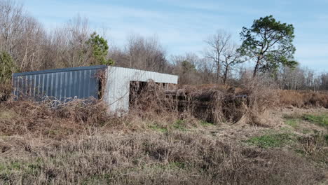antiguo granero abandonado en una granja