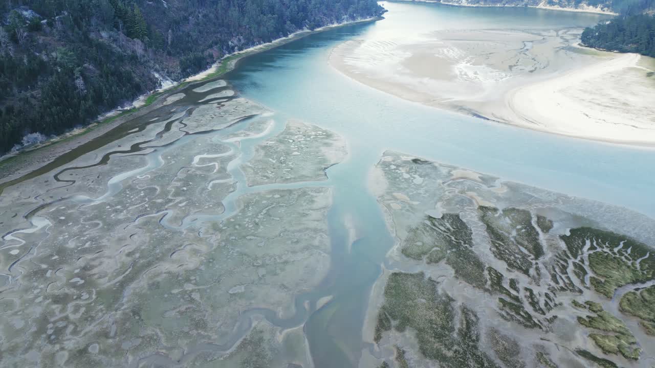 야생 지형을 가로질러 흐르는 강의 드론 뷰