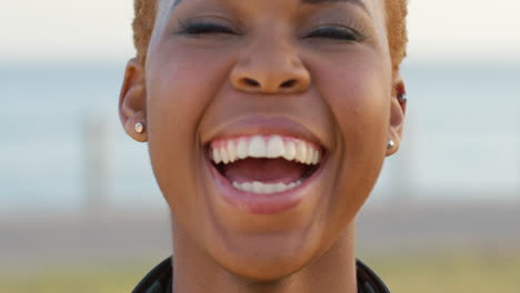 Mujer-Negra,-Sonrisa-Y-Cara-Al-Aire-Libre