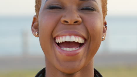 mujer negra, sonrisa y cara mientras está al aire libre