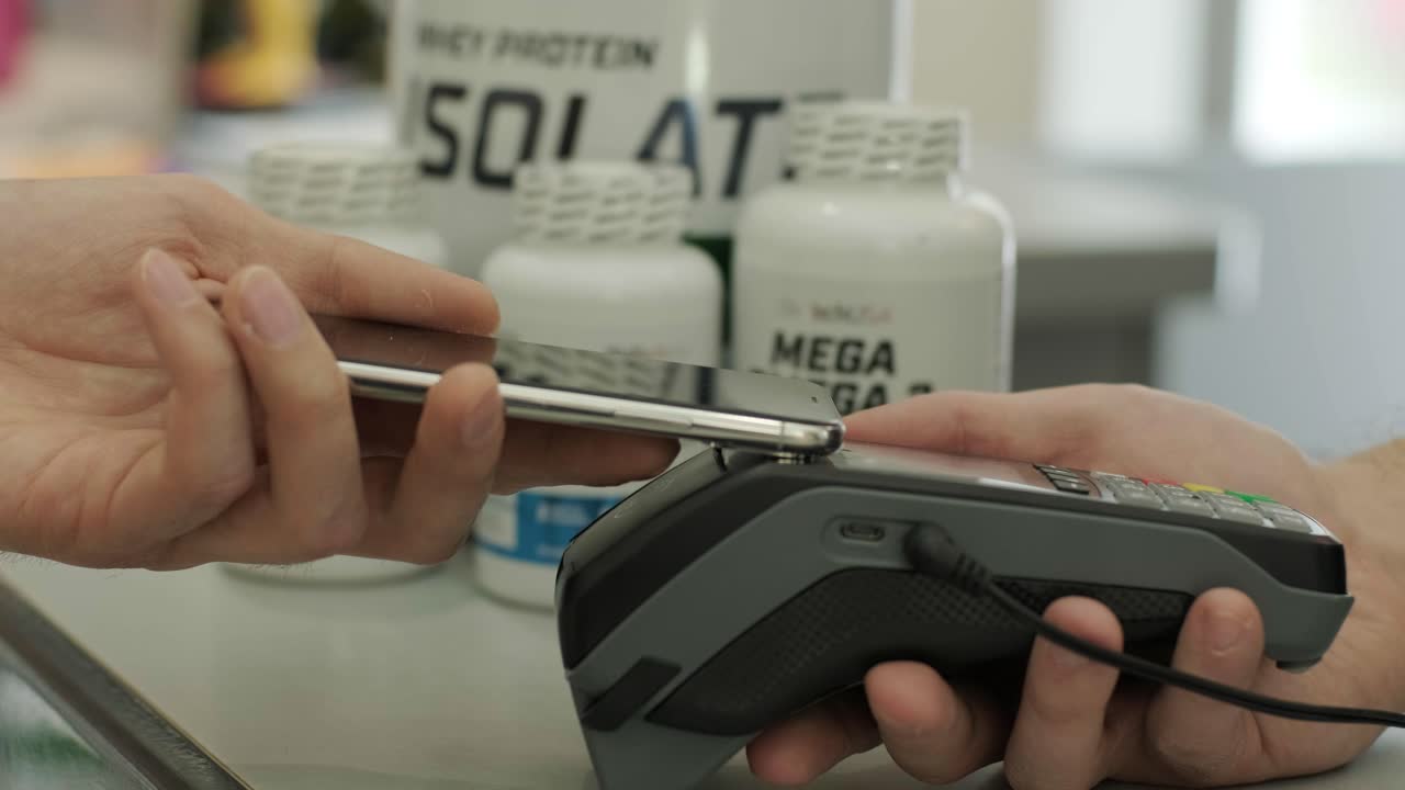 interior de la tienda de nutrición deportiva con una gran selección de suplementos nutricionales.