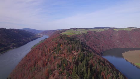 el bucle del danubio en el otoño una curva serpenteante en el río