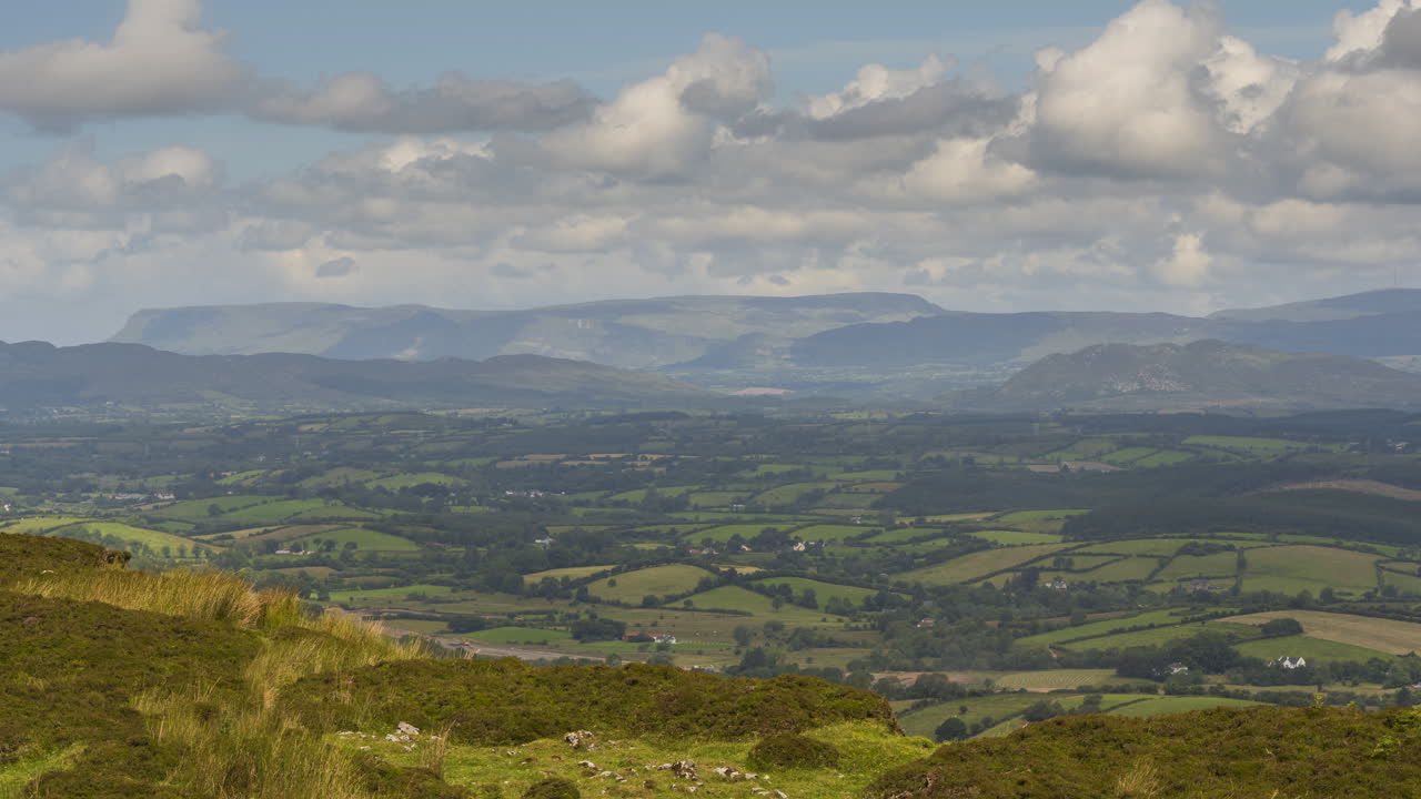 lapso de tiempo del paisaje natural agrícola rural durante el día en irlanda
