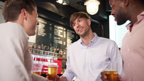 grupo de hombres que se reúnen para tomar una copa y socializar en un bar