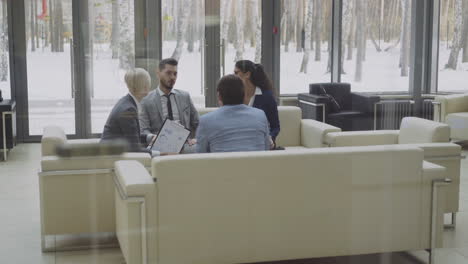 reunión de equipo de negocios en una oficina moderna