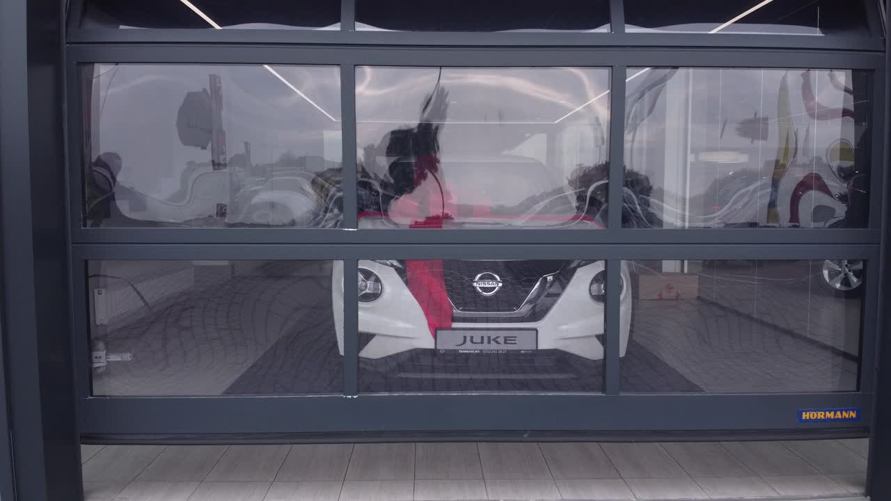 대리점에서 새로운 자동차 선물 배달