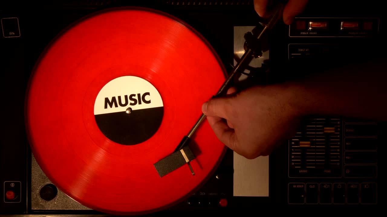 턴테이블과 비닐 레코드의 상단 시각.