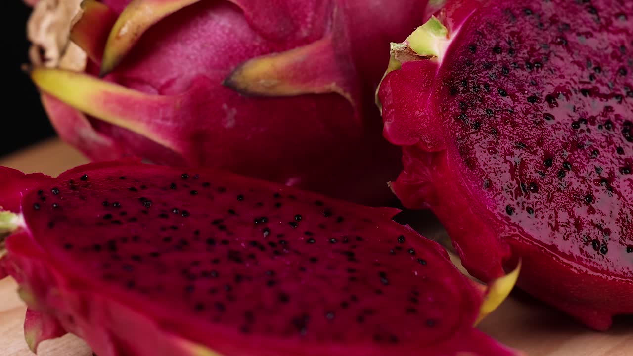 활기찬 드래곤 과일 조각이 세부적으로 표시되어 있습니다.