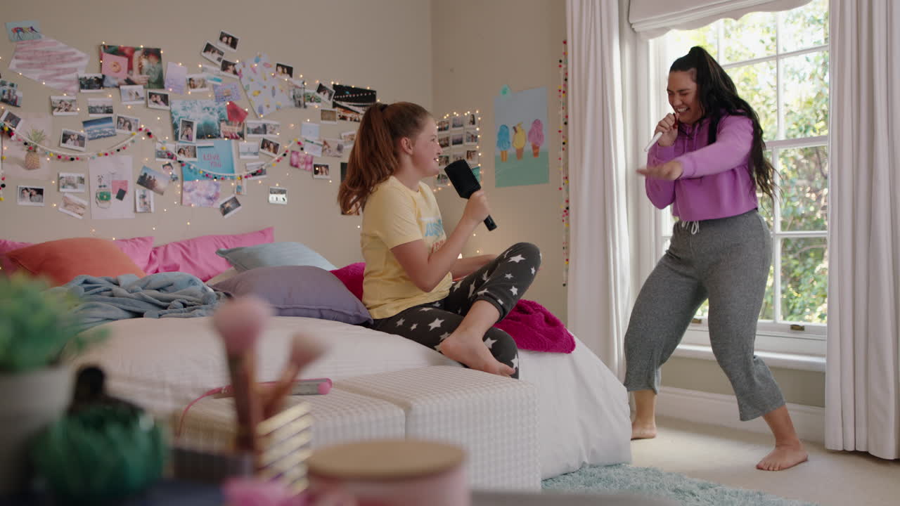 행복한 십대 소녀들이 침실에서 춤을 추고 가장 친한 친구들이 재미를 즐기고 미친 춤을 즐기고 휴가 주말을 축하하고 집에서 파자마를 입고