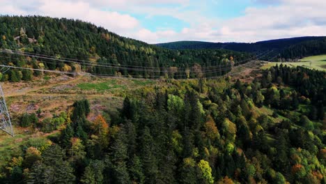 Vista-Aérea-Volando-A-Lo-Largo-De-Una-Línea-Eléctrica-Alta-En-La-Montaña-Durante-La-Temporada-De-Otoño-En-4k