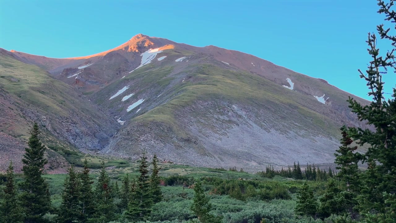 Mount Belford Oxford Rocky Dağları 14er zirvesi doğa manzarası Colorado Missouri Gulch Başlangıç Noktası yürüyüş parkuru bahar güneşli sabah mavi gökyüzü Sawatch Sıradağları Collegiate Peaks Vahşi Yaşam alanı alpin tundra