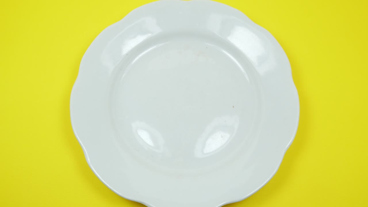 el hombre toma pan o rollo de pastel puff. pastel con fresas fresas. deliciosos dulces tentación y postres en un fondo rosa.