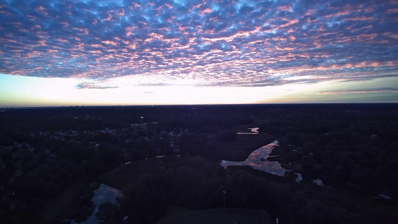 약간 더 차가운 컬러 팔레트와 함께 지역 습지 위의 일출