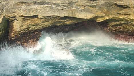 Zeitlupen-Nahaufnahme-Von-Teufelstränen-In-Nusa-Lembongan,-Indonesien