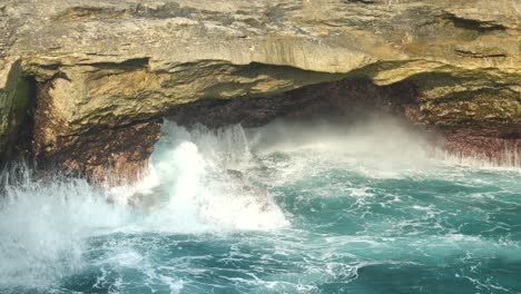 primer plano en cámara lenta de las lágrimas del diablo en nusa lembongan, indonesia
