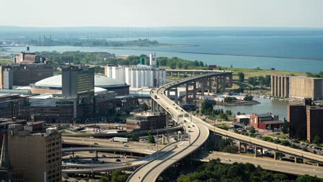 Ein-Zeitraffer-Des-Verkehrs-Auf-Der-Himmelsbrücke-Und-Den-Autobahnen-In-Der-Stadt-Buffalo,-New-York