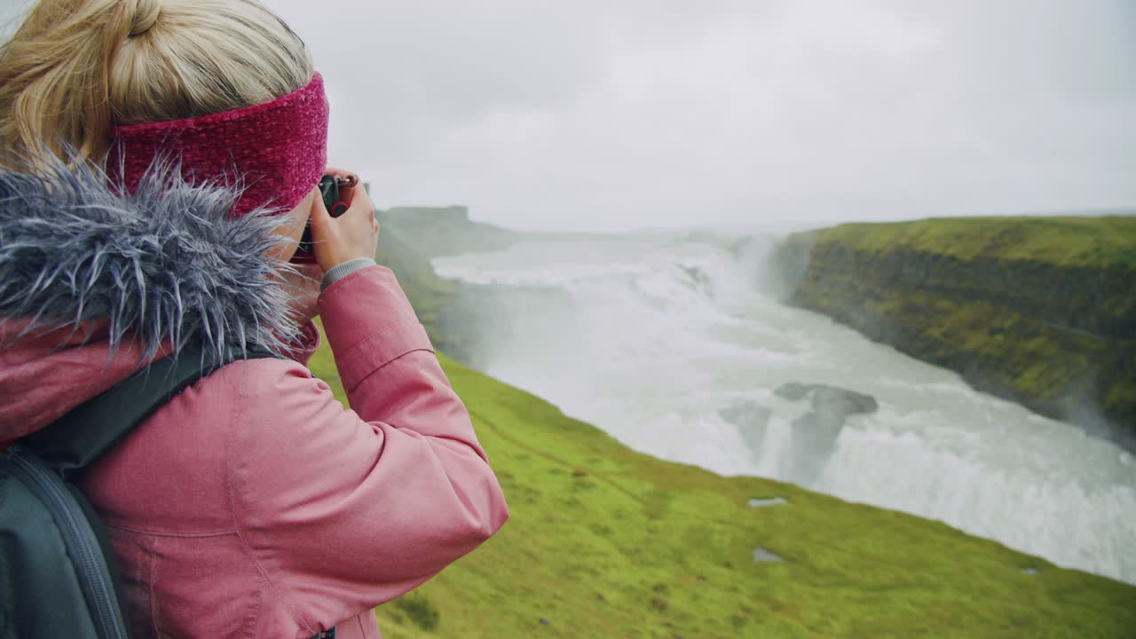 mujer turista mirando la cascada de gullfoss la famosa atracción y destino histórico de islandia en el círculo dorado