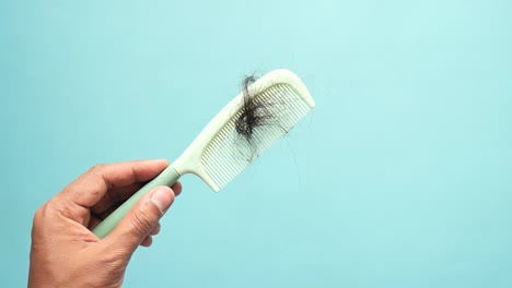 el hombre sostiene su lista de cabello de cerca ,