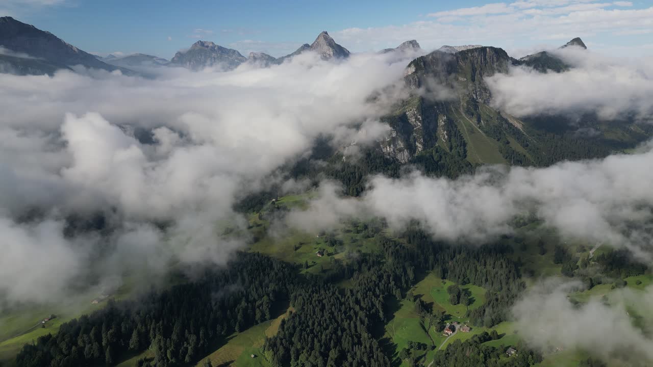 vista aérea de montañas místicas: capturando la belleza de los picos verdes y las nubes