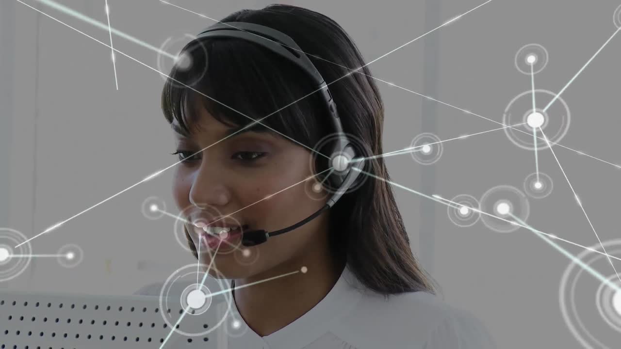 animación de redes de conexiones a través de una mujer de negocios usando auriculares telefónicos