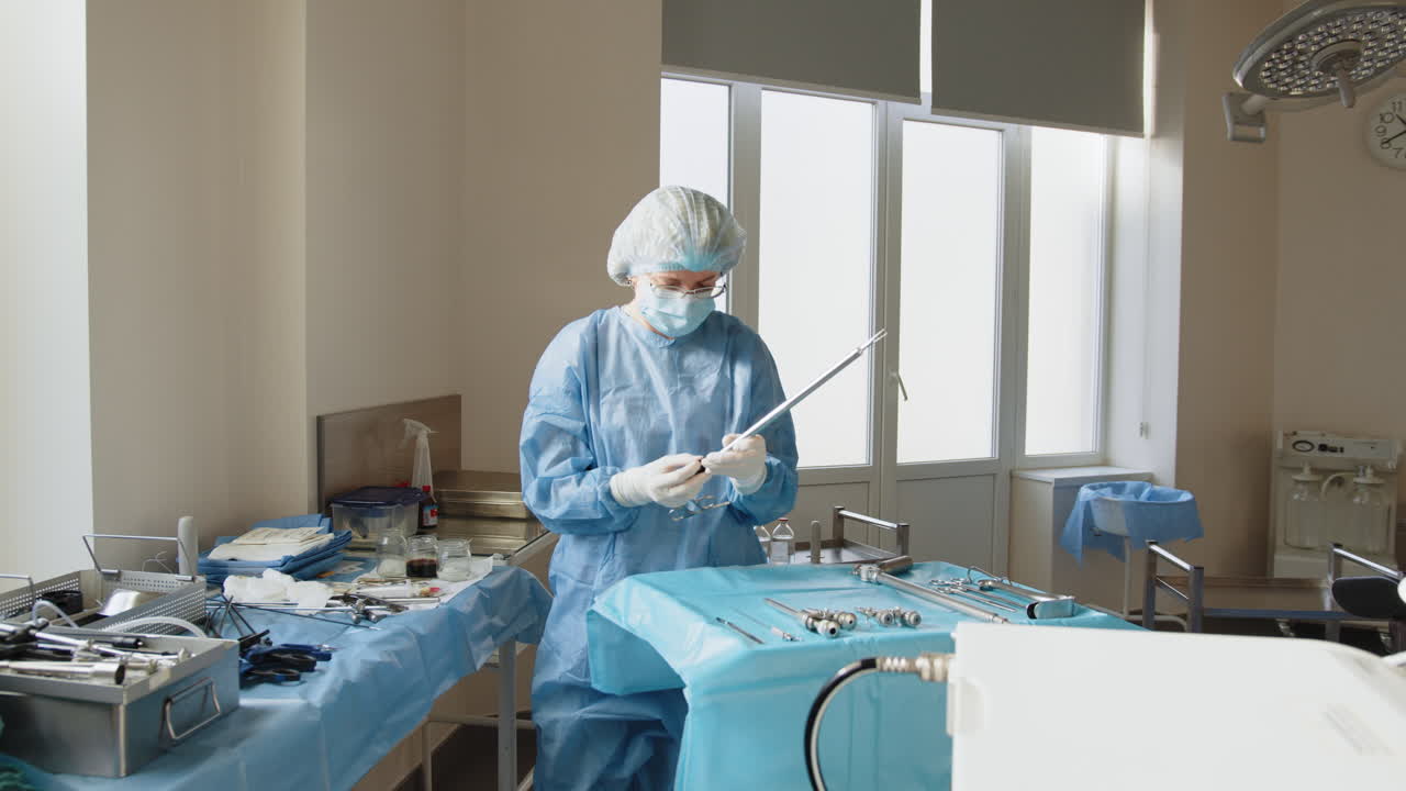 cirujano preparándose para la cirugía