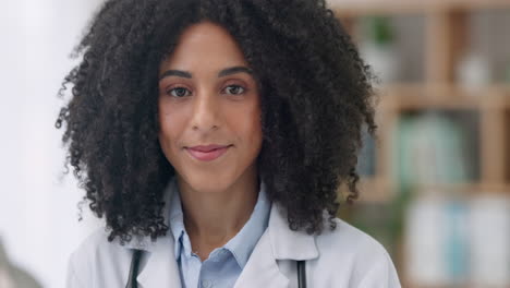 Mujer,-Doctor-Y-Sonrisa-En-La-Cara-Para-Atención-Médica