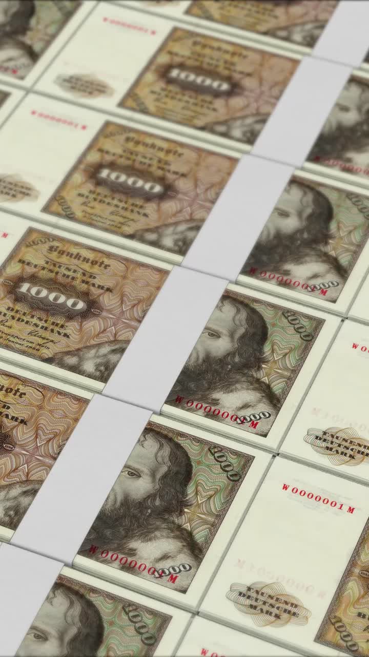 Vídeo vertical de notas de 1000 MARCOS ALEMÃES da ALEMANHA sendo impressas por uma prensa de dinheiro.