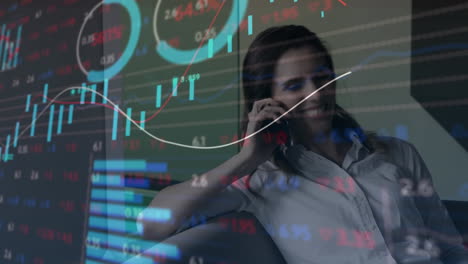 animación del procesamiento de datos sobre una mujer de negocios caucásica