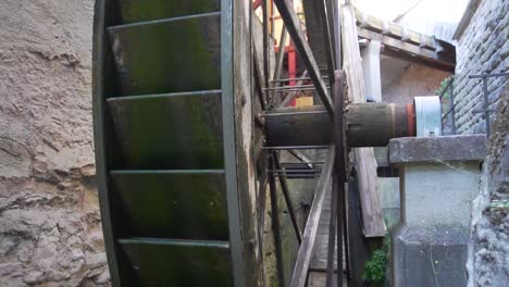 toma en cámara lenta de una rueda de madera giratoria de un antiguo molino de agua en meersburg, alemania