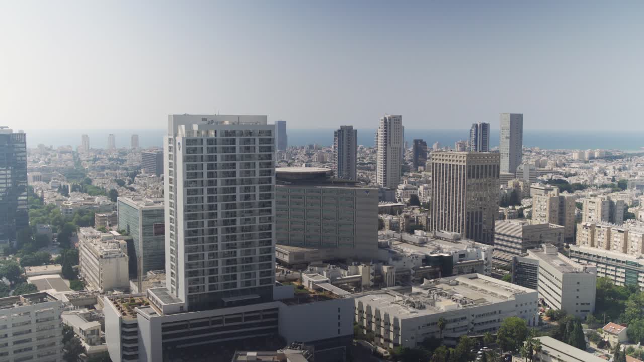 Bygninger i Tel Aviv og Gamle Nord-kvarteret om sommeren.