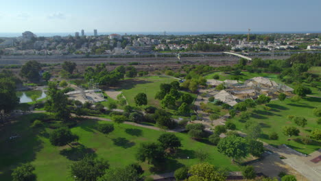 El-Parque-Herzliya-Es-Un-Parque-Perfecto-Para-Pasar-El-Día,-Ideal-Para-Familias-Y-Hay-Muchas-Cosas-Que-Hacer-En-él,-Como-Restaurante,-áreas-De-Juegos-Para-Niños,-Pistas-Para-Correr,-Pistas-Para-Bicicletas-Y-área-De-Juegos-Para-Perros.