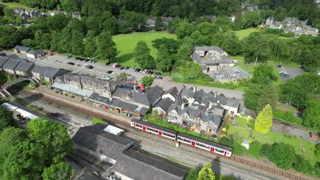 Btws-Y-Coed-Railway-Station-Zug-Verlässt-Den-Bahnsteig-Nordwales-Uk-Drohne-Luftaufnahme