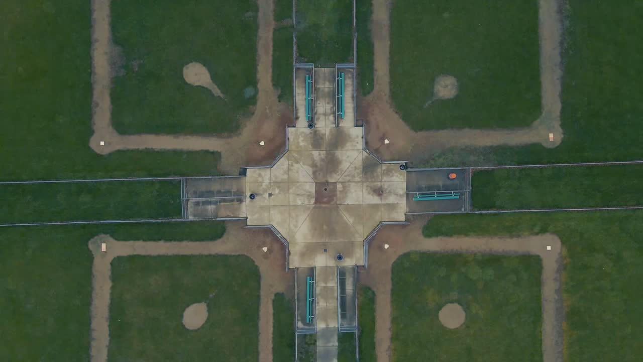 четыре бейсбольных бриллианта камера перемещается вверх и в сторону от