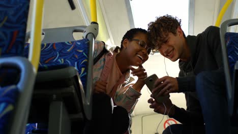 pareja usando teléfono móvil mientras viaja en el autobús 4k