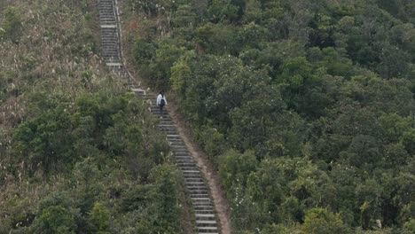 Vista-Lejana-De-Una-Mujer