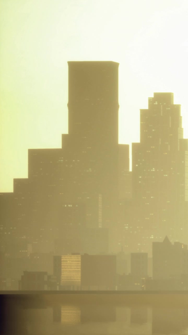 Siluetas de edificios altos bajo una luz suave al atardecer.