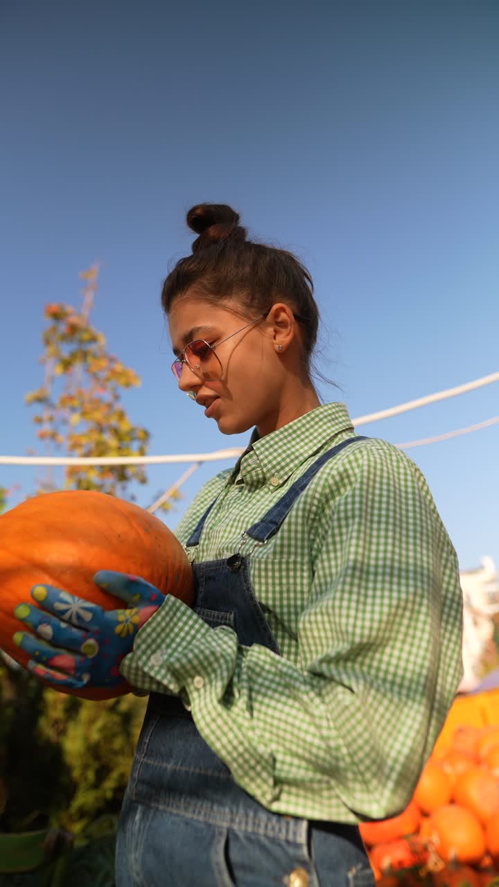 una mujer cosechando una calabaza.