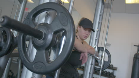 Weitschwenk-Nach-Rechts,-Zeitlupe-Einer-Jungen-Frau-In-Einem-Fitnessstudio