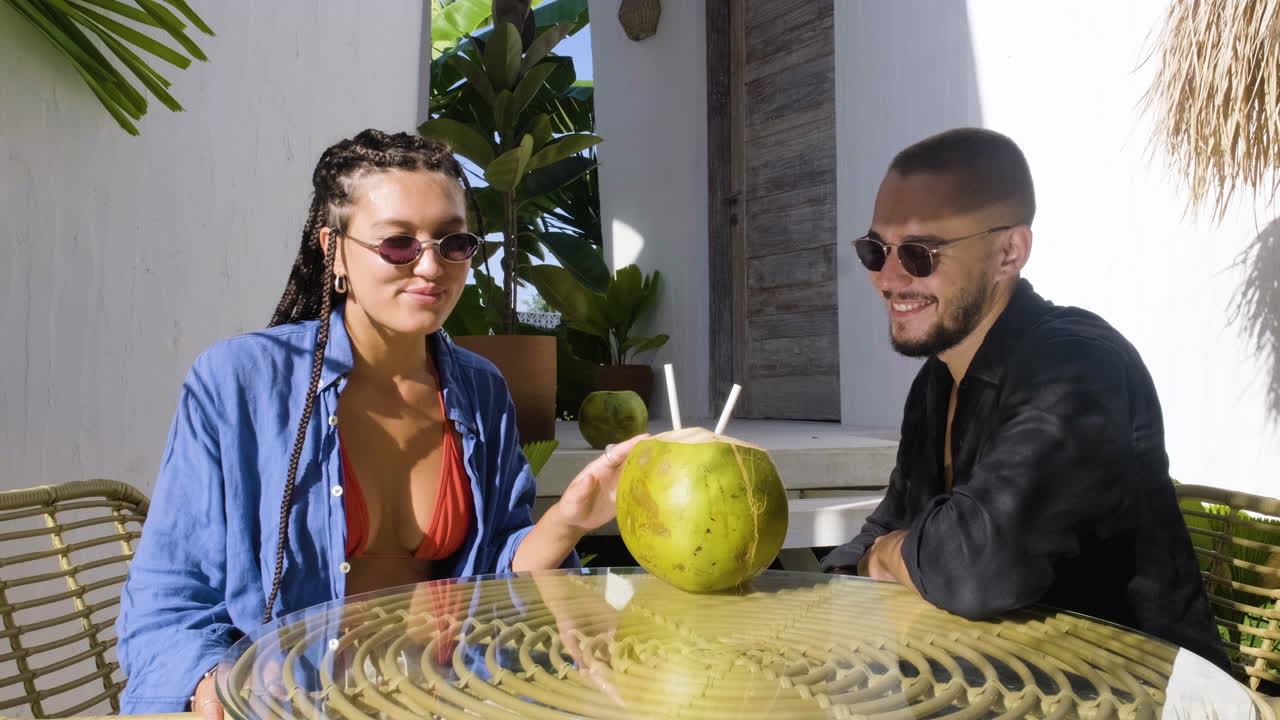 pareja sentada en una terraza