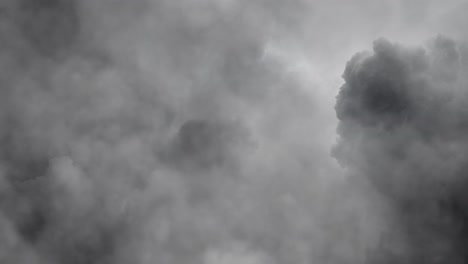 nubes oscuras de tormentas eléctricas en el cielo