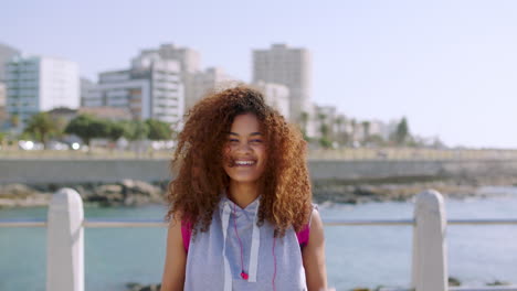 Feliz,-Mujer-Y-Sonrisa-Con-Pelo-Rizado-En-La-Playa